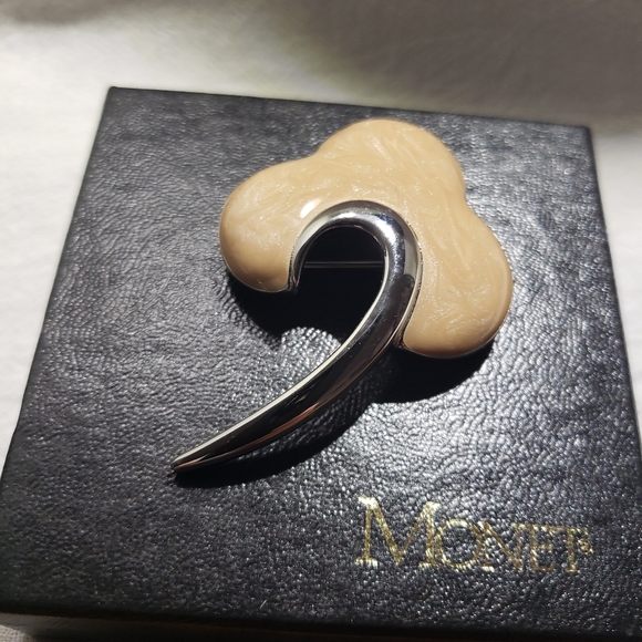 Beautiful Vintage Monet silvertone and Beige Swirl Enamel Flower Brooch - Picture 2 of 8